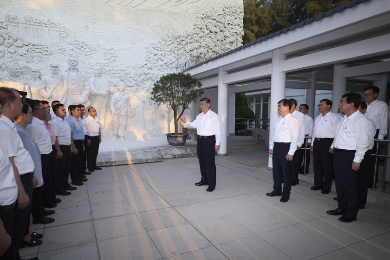 10月15日至16日,中共中央总书记、国家主席、中央军委主席习近平在福建考察。这是15日下午,习近平在漳州市东山县谷文昌纪念馆考察时,同谷文昌干部开元(中国)教师、学员代表亲切交流。